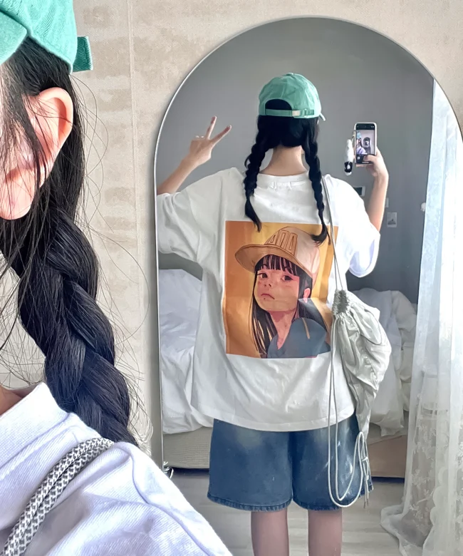 거울에 비친 유일의 그래픽 티셔츠