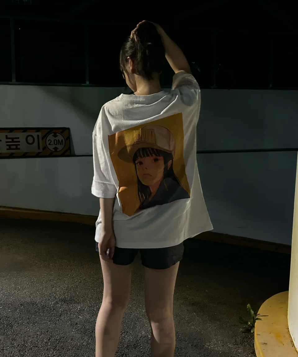 큐레이터 모다핑핑의 Golden Youth 그래픽 티셔츠 뒷면 착용 사진