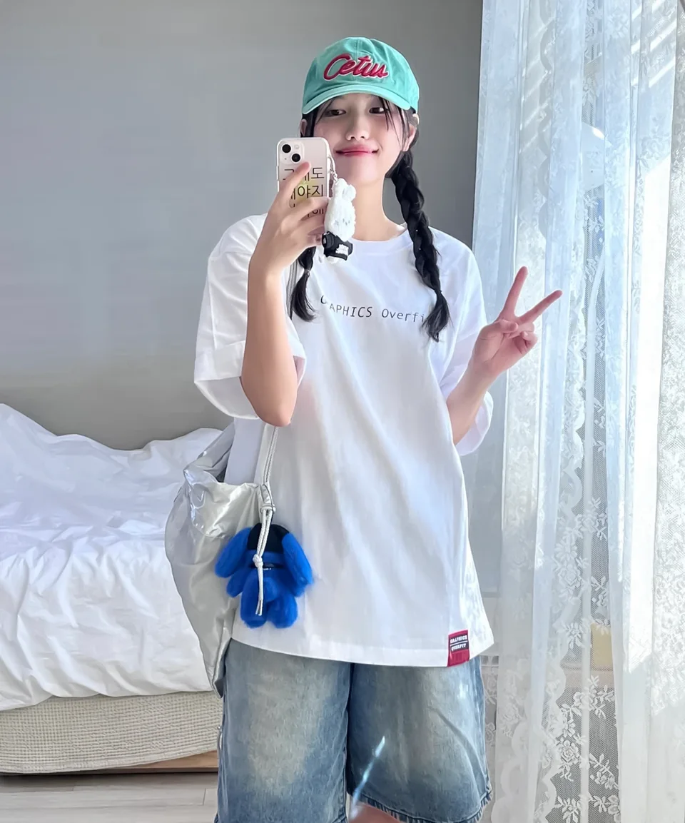 큐레이터 YUIL의 그래픽스 오버핏 착용 사진